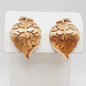 Vintage Crown Trifari Gold Tone Leaf Clip Earrings Signed 1 Inch